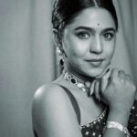 Mrunmayee Deshpande Instagram - महाराष्ट्राच्या महानायकांना सलाम! Styled by - @nehachaudhary_ Clicked by - @kalyaam_2.0 Makeup- @sujatakadam_ Hair - @snehakelkar906 #blackandwhite