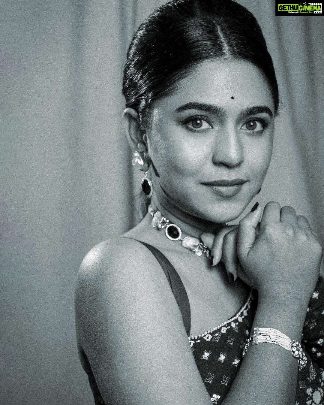 Mrunmayee Deshpande Instagram - महाराष्ट्राच्या महानायकांना सलाम! Styled by - @nehachaudhary_ Clicked by - @kalyaam_2.0 Makeup- @sujatakadam_ Hair - @snehakelkar906 #blackandwhite