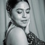 Mrunmayee Deshpande Instagram - महाराष्ट्राच्या महानायकांना सलाम! Styled by - @nehachaudhary_ Clicked by - @kalyaam_2.0 Makeup- @sujatakadam_ Hair - @snehakelkar906 #blackandwhite