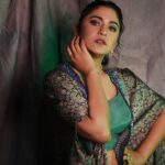 Mrunmayee Deshpande Instagram – 💚
@nehachaudhary_ @sujatakadam_ @snehakelkar906 @sarrikaaaaaa Outfit: @thejaipurstory
Jeweller: @shopravyaa