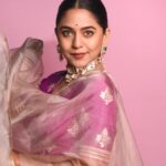 Mrunmayee Deshpande Instagram – 🤭
@nehachaudhary_ 
@sujatakadam_ 
@snehakelkar906 
@sarrikaaaaaa 
#mrunmayeedeshpande #saregamapa #style