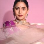 Mrunmayee Deshpande Instagram – 🤭
@nehachaudhary_ 
@sujatakadam_ 
@snehakelkar906 
@sarrikaaaaaa 
#mrunmayeedeshpande #saregamapa #style