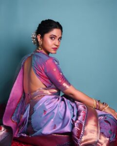 Mrunmayee Deshpande Instagram - तुम्हावर केली मी मर्जी बहाल… Saregama little champs! Styled by : @nehachaudhary_ Outfit: @aaishvy_designs Makeup: @sujatakadam_ Hairstyle: @snehakelkar906 Clicked by : @sarrikaaaaaa #saree #sareelove #traditional #nauwarisaree #style