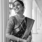Mrunmayee Deshpande Instagram – नजाकत 
@mrunmayeedeshpande ❤️
.
.
.
#saree #traditional #india #ethnicwear #indianwedding #beautiful #indiansaree #blue #mrunmayeedeshpande #marathi #beauty #smile #weddings #weddingseason #marathiwedding #pune #mumbai #bollywood #sareelove