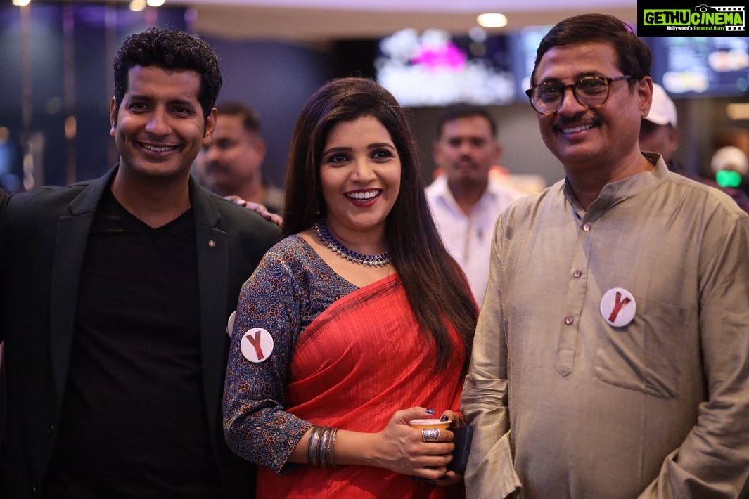 Mukta Barve Instagram - आमचा Y चित्रपट रिलीज झाला या गोष्टीला काल १ वर्ष पूर्ण झालं. ह्या सुंदर चित्रपटाचा मी एक भाग होऊशकले याचा खूप मनापासून आनंद होतो आणि अभिमान वाटतो. त्या साठी आमचे लेखक , दिग्दर्शक, निर्माते यांचे मनापासून आभार. या प्रवासात बरोबर असणाऱ्या सगळ्या सहकलाकारांना , तंत्रज्ञांना शुभेच्छा आणि प्रेम 🫶🏻🫶🏻🫶🏻