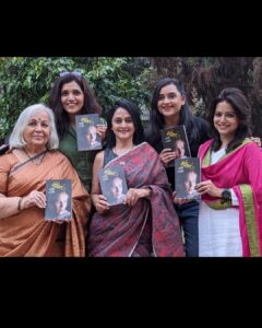 Mukta Barve Instagram - माणूस म्हणून, स्त्री म्हणून, आई बायको, प्रेयसी ,मुलगी, मैत्रीण आणि अभिनेत्री म्हणून अनेक प्रश्न मनात कोलाहल माजवत असतात. 
नातेसंबंध - समाज - संस्कृती यांचं नातं कसं लावयचं याचा विचार चालू असतानाच लिव्ह उलमन या जगप्रसिद्ध अभिनेत्रीचं ‘choices’ नावाचं मृणाल कुलकर्णी यांनी स्वैर अनुवादित केलं पुस्तक हातात पडलं. ते वाचत असताना भाषा, वय, देशाच्या सीमा पार करून सगळंच जवळचं आणि ओळखीचं वाटत गेलं..
लिव्हला जे म्हणायचंय ते मृणाल कुलकर्णींनी अगदी ओघवत्या अकृत्रिम भाषेत आपल्या पर्यंत आणलं त्यासाठी तिचं खूप अभिनंदन आणि कौतुक.
आमच्या चौघींच्या हस्ते या पुस्तकाचं प्रकाशन झालं याचा आम्हाला खूप आनंद झाला. 
ग्रंथाली प्रकाशनाने काढलेलं हे पुस्तक नक्की विकत घेऊन वाचा..

@mrinalmrinal2 खूप खूप प्रेम! 🙂♥️
@granthaliwatch शुभेच्छा!