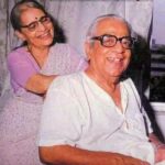 Mukta Barve Instagram - नमस्कार! आज आपल्या "प्रिय भाईं"चा स्मृतीदिन! महाराष्ट्राने भरभरून प्रेम केलेलं व त्यापुढे जाऊन साजरं केलेलं व्यक्तिमत्त्व म्हणजे पु. ल. देशपांडे! आम्ही पु. ल. आणि सुनीताबाई यांच्या सन्मानार्थ त्यांच्या काव्यप्रेमावर आधारित "प्रिय भाई... एक कविता हवी आहे" हा सांगीतिक अभिवाचनाचा कार्यक्रम करतो. काल आम्ही पु. लं. च्या स्मृतीप्रित्यर्थ आमचा वर्षपूर्तीचा प्रयोग साजरा केला. या संपूर्ण वर्षभरात आम्ही दर प्रयोगागणिक भाई, सुनीताबाई आणि त्यांची लाडकी कविता यांच्या आणखी जवळ जात आहोत आणि अनेक प्रेक्षकांना त्यांच्या जवळ नेण्याचा प्रयत्न करत आहोत. आम्ही स्वतःला भाग्यवान समजतो की, पु. ल., सुनीताबाई आणि प्रेक्षक यांच्या मध्ये या प्रयोगाच्या निमित्ताने आम्ही माध्यम बनतो आहोत. परंतु, आम्हाला याची खात्री आहे की, आमच्यावर पु. ल. आणि सुनीताबाईंचा आशीर्वाद आहे. त्यांच्या आशीर्वादाशिवाय हा प्रवास अशक्य आहे. खरंतर, पुलंच्या बाबतीत अनेकांनी भरभरून बोललं, लिहिलं आहे. त्यात आम्ही काहीतरी वेगळं सांगावं असं काही नाही. पण, सध्या मनात इतकंच येतं आहे की, जसं क्रिकेट मध्ये एक वाक्य वापरले जाते, "Form is temporary, but class is permanent" म्हणजे काय तर पु. ल. आणि सुनीताबाई! आज पुलंना जाऊन तब्बल तेवीस वर्ष झाली, परंतू या तेवीस वर्षात मराठी मनाला अजिबात त्यांचं विस्मरण झालेलं नाही याचा प्रत्यय आम्हाला प्रत्येक प्रयोगात येत असतो. आमच्या प्रयोगाला काव्यप्रेमींचे व पु. ल. प्रेमींचे भरभरून प्रेम, सदिच्छा व आशीर्वाद मिळत आहेत. हे प्रेम इथून पुढील काळात देखील असेच मिळत राहील ही आशा आहे. आपल्या या प्रेमाबद्दल आम्ही कृतज्ञ आहोत. प्रिय भाईंना म्हणजेच आपल्या सर्वांच्या लाडक्या पु. ल. देशपांडे यांना आमच्या संपूर्ण टीम कडून विनम्र अभिवादन! - टीम "प्रिय भाई... एक कविता हवी आहे!"