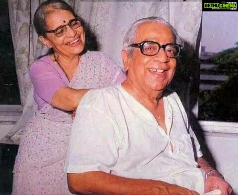 Mukta Barve Instagram - नमस्कार! आज आपल्या "प्रिय भाईं"चा स्मृतीदिन! महाराष्ट्राने भरभरून प्रेम केलेलं व त्यापुढे जाऊन साजरं केलेलं व्यक्तिमत्त्व म्हणजे पु. ल. देशपांडे! आम्ही पु. ल. आणि सुनीताबाई यांच्या सन्मानार्थ त्यांच्या काव्यप्रेमावर आधारित "प्रिय भाई... एक कविता हवी आहे" हा सांगीतिक अभिवाचनाचा कार्यक्रम करतो. काल आम्ही पु. लं. च्या स्मृतीप्रित्यर्थ आमचा वर्षपूर्तीचा प्रयोग साजरा केला. या संपूर्ण वर्षभरात आम्ही दर प्रयोगागणिक भाई, सुनीताबाई आणि त्यांची लाडकी कविता यांच्या आणखी जवळ जात आहोत आणि अनेक प्रेक्षकांना त्यांच्या जवळ नेण्याचा प्रयत्न करत आहोत. आम्ही स्वतःला भाग्यवान समजतो की, पु. ल., सुनीताबाई आणि प्रेक्षक यांच्या मध्ये या प्रयोगाच्या निमित्ताने आम्ही माध्यम बनतो आहोत. परंतु, आम्हाला याची खात्री आहे की, आमच्यावर पु. ल. आणि सुनीताबाईंचा आशीर्वाद आहे. त्यांच्या आशीर्वादाशिवाय हा प्रवास अशक्य आहे. खरंतर, पुलंच्या बाबतीत अनेकांनी भरभरून बोललं, लिहिलं आहे. त्यात आम्ही काहीतरी वेगळं सांगावं असं काही नाही. पण, सध्या मनात इतकंच येतं आहे की, जसं क्रिकेट मध्ये एक वाक्य वापरले जाते, "Form is temporary, but class is permanent" म्हणजे काय तर पु. ल. आणि सुनीताबाई! आज पुलंना जाऊन तब्बल तेवीस वर्ष झाली, परंतू या तेवीस वर्षात मराठी मनाला अजिबात त्यांचं विस्मरण झालेलं नाही याचा प्रत्यय आम्हाला प्रत्येक प्रयोगात येत असतो. आमच्या प्रयोगाला काव्यप्रेमींचे व पु. ल. प्रेमींचे भरभरून प्रेम, सदिच्छा व आशीर्वाद मिळत आहेत. हे प्रेम इथून पुढील काळात देखील असेच मिळत राहील ही आशा आहे. आपल्या या प्रेमाबद्दल आम्ही कृतज्ञ आहोत. प्रिय भाईंना म्हणजेच आपल्या सर्वांच्या लाडक्या पु. ल. देशपांडे यांना आमच्या संपूर्ण टीम कडून विनम्र अभिवादन! - टीम "प्रिय भाई... एक कविता हवी आहे!"