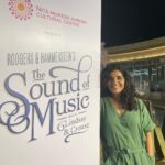 Mukta Barve Instagram - About last night. Thank you @nmacc.india for bringing ‘Tha Sound Of Music’ here in Mumbai . डोळ्याचं पारणं फिटलं इतका सुंदर प्रयोग आणि देखणं थिएटर😍 भारतात आलेलं पहिलं ब्रॅाडवे म्युझिकल. असा भव्य प्रयोग होऊ शकेल इतकं अप्रतिम थिएटर आपल्या देशात-महाराष्ट्रात- मुंबई उभं राहीलंय याचा अभिमान आणि कौतुक वाटतंय.
