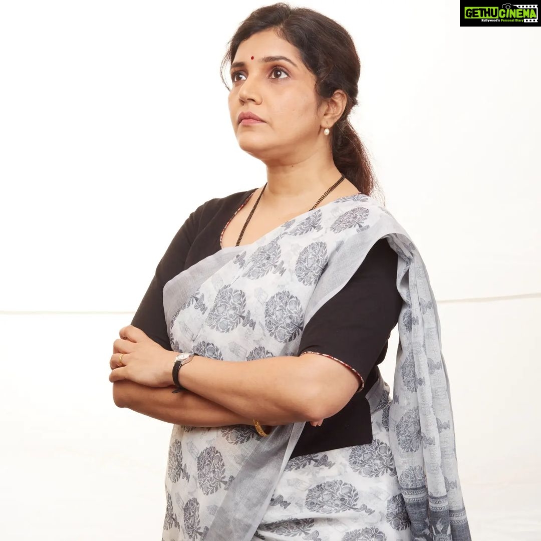 Mukta Barve Instagram - Pratibimb 2023 is right around the corner! And we are excited to have the powerhouse that is @muktabarve performing not one, but TWO plays on 7th May! Catch her in “Priy Bhai, Ek Kavita Havi Aahe” and later in “Charchaughi” on the closing night of the festival ✨😍 Bookings on @bookmyshowin #marathitheatre #drama #chaurchaughi #muktabarve #theatre #marathiplays #mumbaitheatre #thingstodoinmumbai #Pratibimb2023