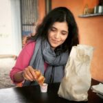 Mukta Barve Instagram - दौरा आला की हे सगळं आलंच😅 गावोगावच्या स्पेशल गोष्टी, जागा ,खाऊ गल्ल्या, चहा, मिसळ, वडे, जेवणं , मज्जा, गप्पा. कपापेक्षा खारी मोठी 😄😍🥰 photo courtesy @ninadsolapurkar