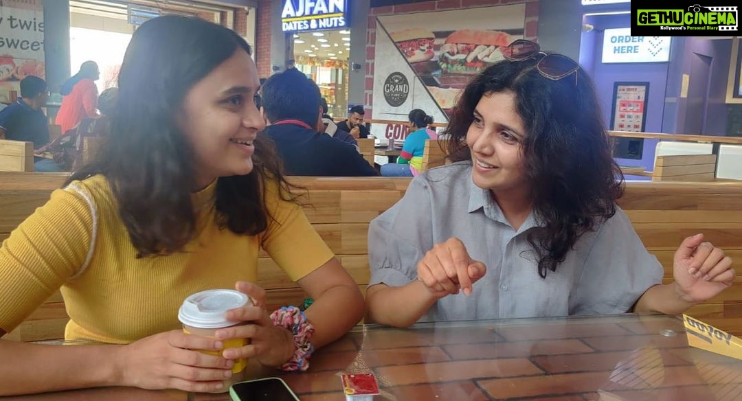 Mukta Barve Instagram - Many many happy returns of the day dearest @parnapeace तुला भरपुर आवडत्या कामानी ,प्रचंड गप्पांनी , रात्र रात्र जागुन केलेल्या मजेनी, उत्तम कॅाफीनी ,रपा रपा सोडलेल्या gpay नी, चांगल्या आरोग्यानी भरलेलं असं केसरीया केसरीया उदंड आयुष्य लाभुदे🧡💙🤍❤️💚 love. Pc: @kadambarik13