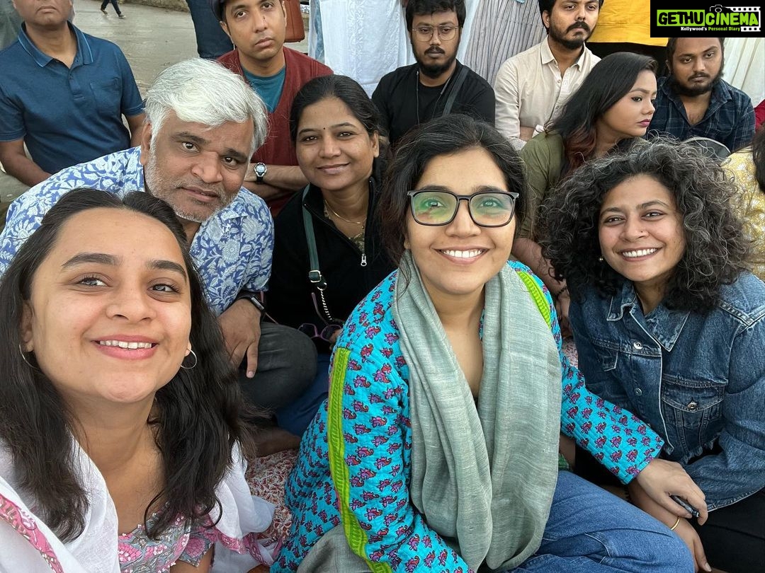 Mukta Barve Instagram - @kabirfestivalmumbai My Fest buddies 🤍💚❤️🧡💙🎼🎼🎼🎼