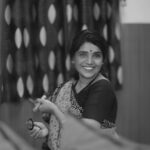 Mukta Barve Instagram – Thank you @akki_paranjape_ कित्ती सुंदर moments capture करतोस तू 🙌🏻 तुझ्या स्टुडीओ ला आणि पुढच्या सगळ्या वाटचाली साठी खूप शुभेच्छा. #blackandwhite #theatre #marathi #photography #makeup #priyabhaiekkavitahaviaahe #muktabarve #reels #trending #theatreshow #backstage #actor #marathitheatre #natak