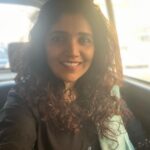 Mukta Barve Instagram – On my way to #kalaghodafestival 🤍🧡💙💚❤️