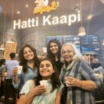 Mukta Barve Instagram - Your time starts now 💚🧡💙🤍❤️ ✈️ पाय जमिनीला टेकले आणि मज्जा सुरू झाली #chaarchaughi #matathinatak #theatre #banglore