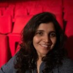 Mukta Barve Instagram - थिएटर मघली पहिली घंटा वाजते आणि सरळं थिएटर भरून जातं. फार सुंदर वाटतं , सगळ्या लाल खुर्चांच्या जागी विविध रंग भरून जातात, उत्सुक डोळे आणि चष्मे चमकू लागतात.#ilovetheatre #marathitheatre #marathiactors #muktabarve #beyondmukta