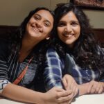 Mukta Barve Instagram - हसायला कुठे कारण लागतं? त्यातून आपलं आवडतं काम संपवून , जेवणाची वाट बघत असताना, आपल्या लाडक्या गॅंग बरोबर मज्जा चालु असेल तर हसायला येणारच . Chilling with My fav CHAARCHAUGUYS 😋 @kadambarik13 @ketkar_partha @shreyas_raje @parnapeace ❤️💚🤍🧡💙 Pc : @kadambarik13