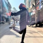 Mukta Barve Instagram - Yooohooo !!! दोन दिवस इंदौर च्या थंडीत गुडुप झाले होते. आज बाहेर पडले. मस्त थंडी आणि आगत्यशील ,दर्दी, खवैयांच शहर. चंदेरी , महेश्वरी, छप्पन दुकान, सराफा आणि बरंच काही💙🧡❤️🤍💚 Thank you @parnapeace for capturing this planned candid 😜