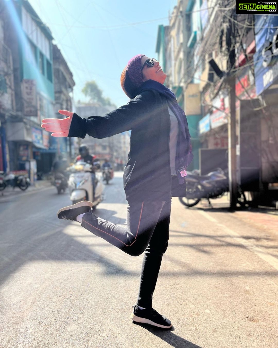 Mukta Barve Instagram - Yooohooo !!! दोन दिवस इंदौर च्या थंडीत गुडुप झाले होते. आज बाहेर पडले. मस्त थंडी आणि आगत्यशील ,दर्दी, खवैयांच शहर. चंदेरी , महेश्वरी, छप्पन दुकान, सराफा आणि बरंच काही💙🧡❤️🤍💚 Thank you @parnapeace for capturing this planned candid 😜