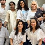 Mukta Barve Instagram - आज ५० वा प्रयोग ✋🏻👊🏻 Happy 50th 🧡🤍❤️💚💙 #charchaughi #marathinatak #natak #muktabarve #beyondmuktabarve