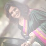 Mukta Barve Instagram - स्वतःकडे कित्तीही असल्या तरी आई च्या कपाटातल्या काही साड्यांवर हक्क गाजवायला आवडतोच 🤭🤗😍🥰 आणि खरं तर आई ला सुध्दा ते आवडतं 🥰🥰🥰 @vijayabarve Photo courtesy: @saneshashank 💙🧡❤️ #motherdoughter #motherdoutherbond #lovemom #lovemother #sarees #saree #sareelove #fashion #sareelovers #sareesofinstagram #ethnicwear #sareeblouse #silksarees #sareefashion #silksaree #indianwear #sareeindia #silk #indianfashion #sareedraping #traditional #designersarees #sareecollection #india #sareelover #sareestyle #sareeblousedesigns