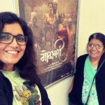 Mukta Barve Instagram - गोदावरीच्या या वाहत्या पात्रात हळवे करणारे अनेक क्षण सापडले, मनाला भिडले. त्यात डुबकी मारणाऱ्या प्रत्येकाला ही 'गोदावरी' नक्की काहीतरी देत राहील. @jitendrajoshi27 @neenakulkarni @vikramgokhle.official @priyadarshanjadhavv @gaurinalawadeofficial sanjaymone सगळ्यांची कामं अप्रतिम. @avprafullachandra म्युझीक फारच सुंदर. सर्वच डिपार्टमेंटस् उत्तम . @nikmahajan या तरल अनुभवासाठी खूप थॅन्क्स. @jiostudiosmarathi आणि टिम गोदावरी ला खूप शुभेच्छा.