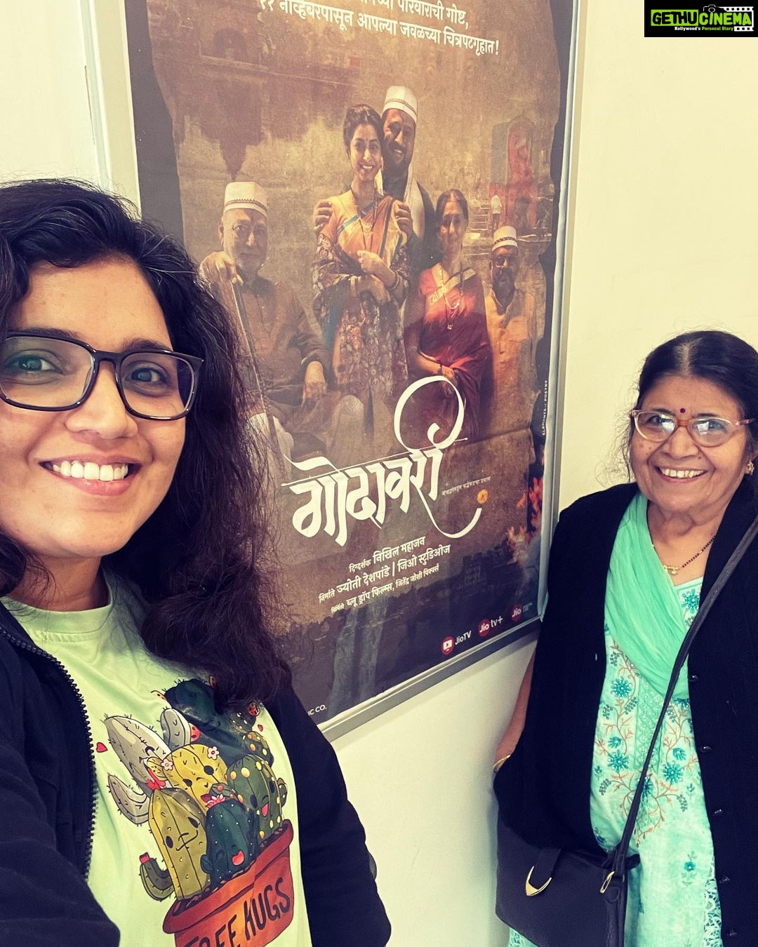 Mukta Barve Instagram - गोदावरीच्या या वाहत्या पात्रात हळवे करणारे अनेक क्षण सापडले, मनाला भिडले. त्यात डुबकी मारणाऱ्या प्रत्येकाला ही 'गोदावरी' नक्की काहीतरी देत राहील. @jitendrajoshi27 @neenakulkarni @vikramgokhle.official @priyadarshanjadhavv @gaurinalawadeofficial sanjaymone सगळ्यांची कामं अप्रतिम. @avprafullachandra म्युझीक फारच सुंदर. सर्वच डिपार्टमेंटस् उत्तम . @nikmahajan या तरल अनुभवासाठी खूप थॅन्क्स. @jiostudiosmarathi आणि टिम गोदावरी ला खूप शुभेच्छा.