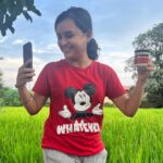 Mukta Barve Instagram - BTS चा BTS! चहा पिताना अभिनेत्री पर्ण पेठेनी काढला ‘या अभिनेत्रीचा’ झकास फोटो. स्वाईप लेफ्ट 🤓 🌱🌻 —