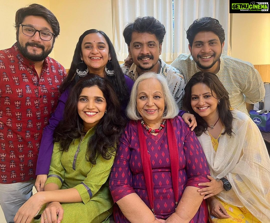 Mukta Barve Instagram - 🪔चारचौघी च्या टीम कडून सगळ्यांना दिवाळी च्या खूप खूप शुभेच्छा 🪔