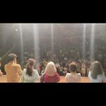 Mukta Barve Instagram - Apart from food and fun, we had two super housefull shows in Ahmedabad and Baroda! खूप खाणं (अर्थातच), आणि मजेसोबत, दोन हाऊसफुल्ल शोज! 🌸♥️ 🛫🚂🎊🎭 19,20 august 2023