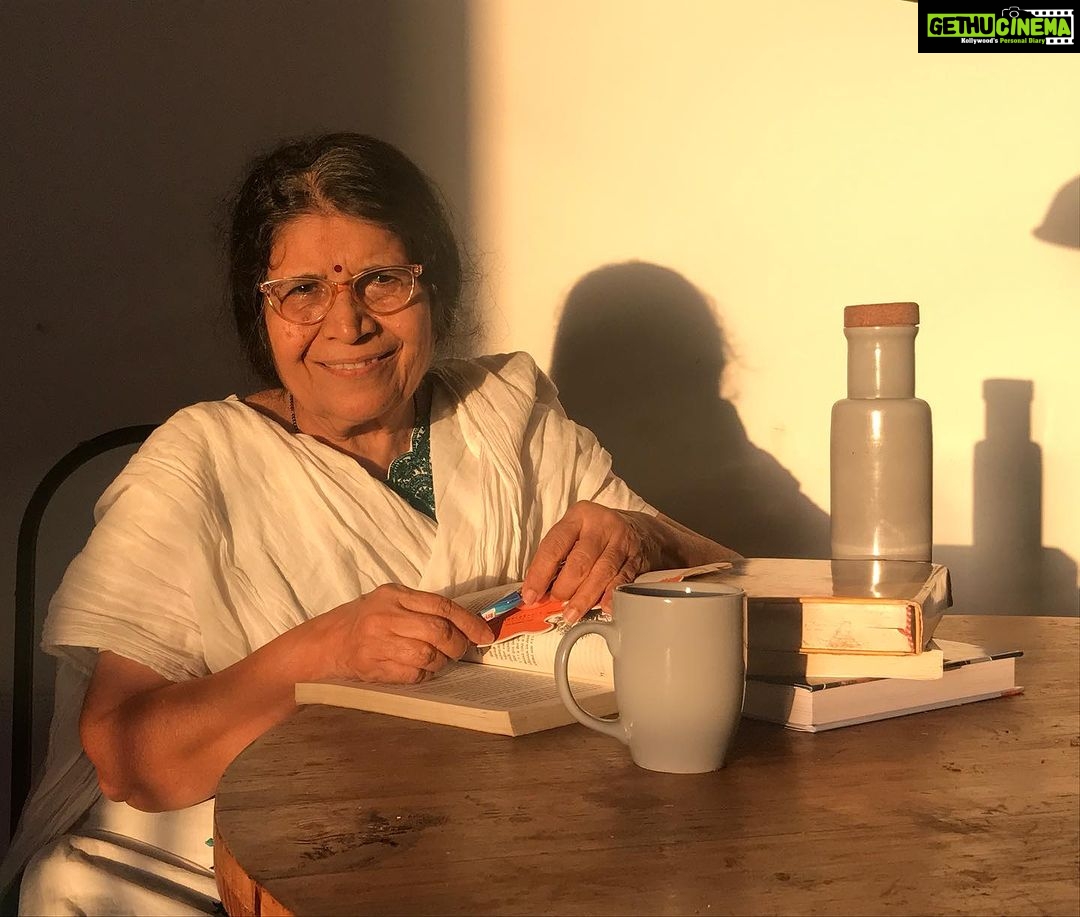 Mukta Barve Instagram - आऊ ऽऽऽऽऽऽऽ वाढदिवसाच्या खूऽऽऽऽप शुभेच्छा आणि खूऽऽऽऽप प्रेम @vijayabarve ❤️❤️❤️❤️❤️ #happybirthday #आई #lovemymom