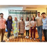 Mukta Barve Instagram - ॥ चारचौघी ॥ …अस्सं नाटक असतं राजा! प्रशांत दळवी आणि चंद्रकांत कुलकर्णी हे रसायनच अजब आहे. रोहीणी ताई, मुक्ता, कादंबरी, पर्ण या अभिनयाची वेगवेगळ्या पिढीतली विद्यापीठं. निनाद, श्रेयस आणि पार्थ या विद्यापीठांपुढे खुजे पडत नाहीत इतके सशक्त अभिनेते. अजून काय बोलू… हे सर्वार्थाने सशक्त नाटक नक्की पहा... @charchaughi_natak_ @prashantdalvibjp @chandukul @rohinihattangady @muktabarve @kadambarik13 @parnapeace @ninad.limaye @shreyas_raje @ketkar_partha @padmakarshripad . . . . . @jyo_cool16 #marathinatak #charchaughinatak #mustwatch
