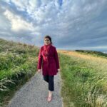 Mukta Barve Instagram - #5 London series चालु आहे, पण आज photograph बदलले आहेत. आजचा फोटो साक्षात @salunke.amol नी, म्हणजे आमच्या DOP सरांनी काढलाय🤗🤗🤗 Thank you @salunke.amol #london #marathimovie #muktabarve #shoot #outdoors #beyondmuktabarve Beachy Head