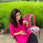 Mukta Barve Instagram - BTS चा BTS! चहा पिताना अभिनेत्री पर्ण पेठेनी काढला ‘या अभिनेत्रीचा’ झकास फोटो. स्वाईप लेफ्ट 🤓 🌱🌻 —