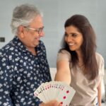 Mukta Barve Instagram - आमच्या मास्तरांच्या चेहऱ्यावरचा हा आनंद ,ही एकाग्रता आणि ही अशी सिध्दहस्तता तीन बाबतीत लिलया दिसते . एक जेव्हा त्यांच्या हातात नाटक असतं ,दुसरं पत्ते आणि तिसरी बॅट. ही सरांची त्रिनाट्यधारा किंवा ट्रायोच म्हणा😄 आज योगायोग म्हणजे आज आम्ही एकत्र काम करतोय. Love you sir. #गुरूपौर्णिमा #vijaykenkre #teacher #student #theatre #marathitheatre #gambling #guru Photographer: @sidchandekar London, United Kingdom