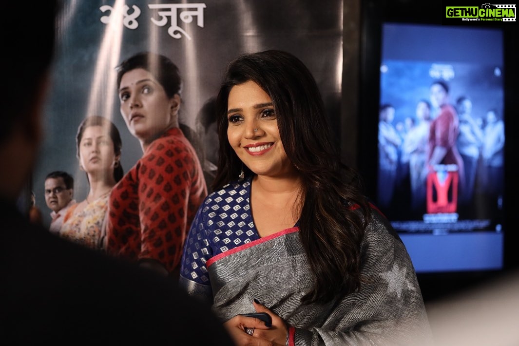 Mukta Barve Instagram - आमचा Y चित्रपट रिलीज झाला या गोष्टीला काल १ वर्ष पूर्ण झालं. ह्या सुंदर चित्रपटाचा मी एक भाग होऊशकले याचा खूप मनापासून आनंद होतो आणि अभिमान वाटतो. त्या साठी आमचे लेखक , दिग्दर्शक, निर्माते यांचे मनापासून आभार. या प्रवासात बरोबर असणाऱ्या सगळ्या सहकलाकारांना , तंत्रज्ञांना शुभेच्छा आणि प्रेम 🫶🏻🫶🏻🫶🏻
