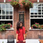 Mukta Barve Instagram - आणि हा आहे खरा candid . Pc: @parnapeace #londondairy #charchaughi
