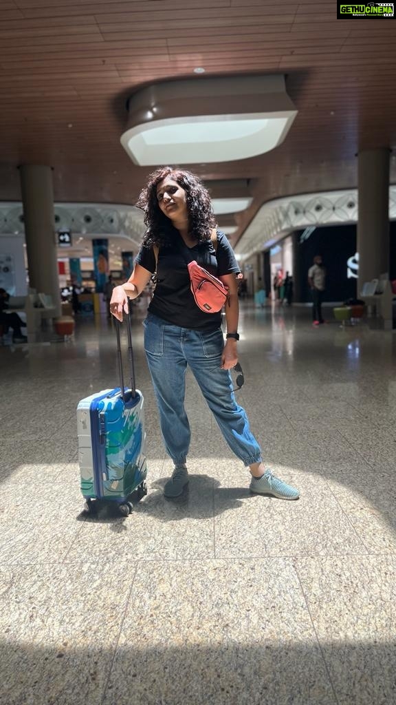 Mukta Barve Instagram - London calling #चारचौघी @parnapeace @kadambarik13 @rohinihattangady