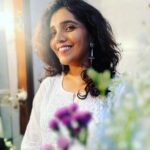 Mukta Barve Instagram - summer white Pc: @parnapeace #myspace #theatre #greenroom #lovetheatre #white #lovewhite #secretseason #muktabarve