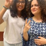 Mukta Barve Instagram - मीरू तुझ्या पहिल्या नव्या कोऱ्या फिल्म चं ‘कोरी कोरी झिंग’ आणणारं गाणं खूप आवडलं. आमच्या ‘चारचौघी’ च्या टिम कडून तुला आणि तुझ्या टिम ला खूप खूप शुभेच्छा. २ जून ची वाट बघते आहे . 🧡💙💚🤍❤️🦋🦋🦋🦋 @butterflymarathifilm Director: @meeraawelankar_official Music: @shubhajitmukharjee Singers: @vaishalimadeofficial Lyrics: @vaibhavjosheeofficial Sound Design: #RohitPradhan