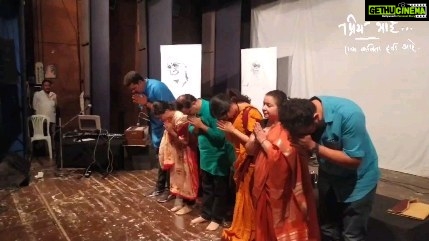 Mukta Barve Instagram - काल टिळक स्मारक मंदिर येथील प्रयोगाला प्रेक्षकांनी उदंड प्रतिसाद दिला. सर्व प्रेक्षकांचे मनःपूर्वक आभार! आता मुंबईकरांसाठी एक आनंदाची बातमी आहे. रविवारी मुंबईत प्रयोग असावा अशी मागणी अनेक दिवसांपासून होती. पु. लं. च्या स्मृतीदिनाच्या निमीत्ताने त्याच्या आदल्यादिवशी रविवारी मुंबईत प्रयोग होतो आहे. असाच उदंड प्रतिसाद मुंबईकरांकडून देखील अपेक्षित आहे! "प्रिय भाई... एक कविता हवी आहे" चा पुढील प्रयोग: दिनांक ११ जून २०२३ रोजी सकाळी ११ वाजता वाजता श्री शिवाजी मंदीर नाट्यगृह, दादर (प.) तिकीट विक्री : BOOK MY SHOW व नाट्यगृहावर फोन बुकिंग द्वारा : ९१६७२७५५३० आपली जागा त्वरित राखून ठेवा !! #pldeshpande #puladeshpande #muktabarve #natak #theatre #theatrelife #pune #poetry #abhivachan #mumbai #dadar