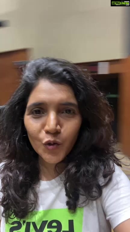 Mukta Barve Instagram - विष्णुदास भावे नाट्यगृह वाशी . अप्रतिम थिएटर.