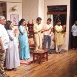 Mukta Barve Instagram - चार चौघी नाटकांच्या प्रयोगावेळी केक कापुन साजरा झाला मुक्ता बर्वे यांचा वाढदिवस.....