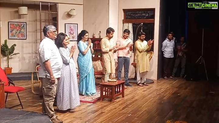 Mukta Barve Instagram - चार चौघी नाटकांच्या प्रयोगावेळी केक कापुन साजरा झाला मुक्ता बर्वे यांचा वाढदिवस.....