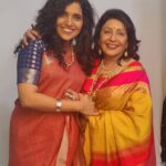Mukta Barve Instagram - डबलसीट मधे सासू-सून म्हणुन एकत्र होतो, रूद्रम मधे आई- मुलगी म्हणुन आणि आता चारचौघी मधे तर तू साकारलेली विद्या साकारते म्हणुन. निमित्त कोणतंही चालेल एकत्र काम आणि मजा करतच राहू. वंदूताई तुला खूप खूप प्रेम ❤️🧡💙🤍💚 जशी आहेस तशीच मस्त,बिनधास्त,दिलखुलास रहा. तुझ्या energy नी आम्हाला inspiration देत रहा 😘😘😘😘 झी नाट्य गौरव चे विशेष आभार या दोन ‘विद्या’ एकमेकांना भेटवल्या बद्दल 🙏🏻#zeenatyagauravpuraskar2023 #zeemarathiofficial Photo courtesy: @mugdhagodbole.ranade 🤗❤️🧡💚💙🤍