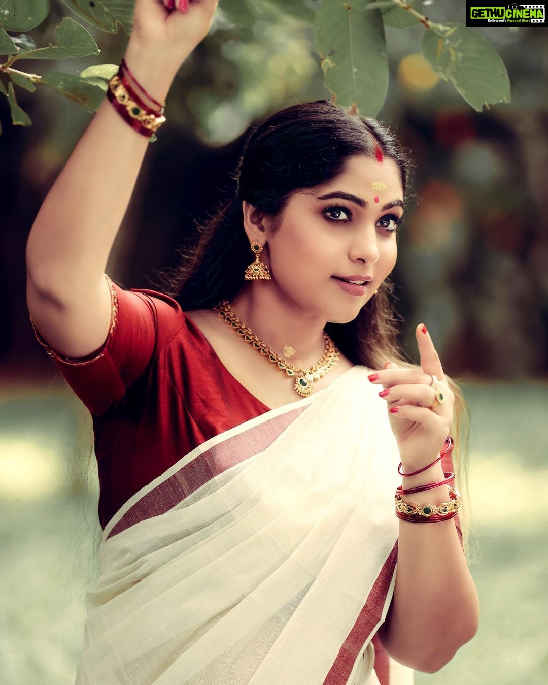 Muktha - 10.1K Likes - ❤️
Wearing @athma_designer_house
Clicks @abi_fine_shooters
#onam #saree #keralam #keralatradition #naturephotography #malayalamcinema #muktha #wife #motherhood
