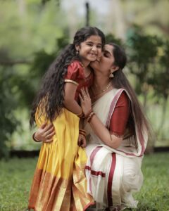Muktha Instagram - എൻ കണ്മണി ❤️👧
@kanmanikiara 
 
Thank you so much Abi 📹 @abi_fine_shooters