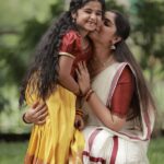Muktha Instagram - ഞങ്ങളുടെ രാജകുമാരിക്ക് ഇന്ന് ഏഴാം- 7 ) പിറന്നാൾ ❤️ നിങ്ങളുടെ പ്രാർത്ഥനയിൽ 🙏🏻കണ്മണി മോളേയും ഓർക്കുമല്ലോ 👧🏻 Concept and Direction by -Me😃 @actressmuktha Birthday Girl @kanmanikiara Videography— Thank you Abi @abi_fine_shooters for these beautiful shots📹 Costume courtesy- my favourite @athma_designer_house Thank you Alia ❤️ Thank you eatta for your support @rinkutomy Singer 🎤- Naathoon ❤️ @rimitomy @mohanlal @divyaaunni @vineeth_actor #mohanlal #newreels #trending #divyaunni #ustaadmovie #malayalamcinema #muktha #kanmani #kiararinkutomy