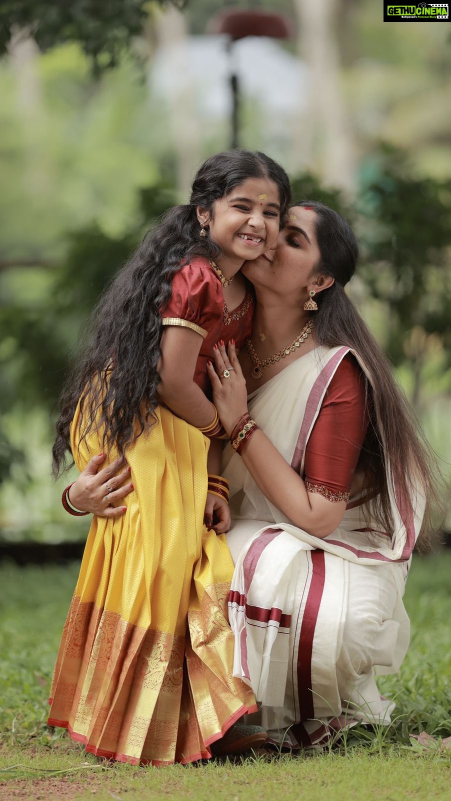 Muktha - 179.1K Likes - ഞങ്ങളുടെ രാജകുമാരിക്ക് ഇന്ന് ഏഴാം- 7 ) പിറന്നാൾ ❤️
നിങ്ങളുടെ പ്രാർത്ഥനയിൽ 🙏🏻കണ്മണി മോളേയും ഓർക്കുമല്ലോ 👧🏻
Concept and Direction by -Me😃 @actressmuktha
Birthday Girl @kanmanikiara
Videography— Thank you Abi @abi_fine_shooters
for these beautiful shots📹
Costume courtesy- my favourite @athma_designer_house
Thank you Alia ❤️
Thank you eatta for your support @rinkutomy
Singer 🎤- Naathoon ❤️ @rimitomy
@mohanlal @divyaaunni @vineeth_actor
#mohanlal #newreels #trending #divyaunni #ustaadmovie #malayalamcinema #muktha #kanmani #kiararinkutomy